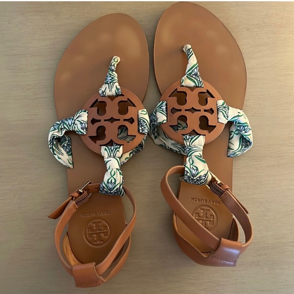 Leather sandal with fabric detail